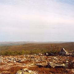 Kirsten K&ouml;tter, Painting Site-specific: 69° N / 27° O (Serie: NordNordOst), Berg bei Kevo, Finnland, 27.06.2003, ca. 8.00 - 9.00, Aquarell, 30 &times; 40 cm, Foto, Video, Text (12/36)