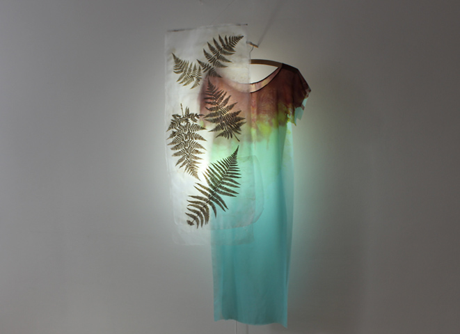 Kirsten K&ouml;tter: Farn mit Licht und Kleid, 2013, Leim, Stoff, Farn, Licht, Kleid aus Crepes de Chine, bemalt, 120 &times; 40 cm &times; 20 cm