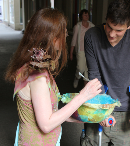 Kirsten K&ouml;tter: Take Part, Partizipatorisches Projekt, 48 Stunden Neuk&ouml;lln, Berlin, 15.06.2013, Verteilen der Prints