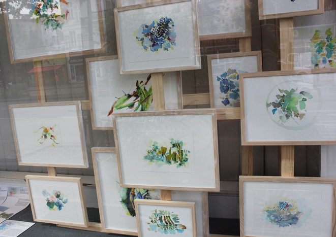 Kirsten K&ouml;tter: Installation Site-specific Painting und Malen in der Sehitlik Moschee Berlin, 20.-29.06.2014, Schaufenster, Apotheke am Hermannplatz, Berlin