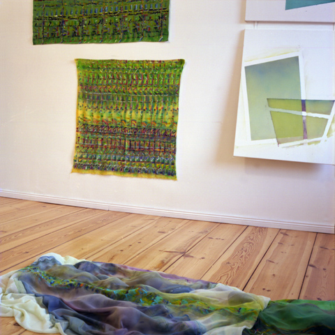 Kirsten K&ouml;tter: Grab des Rentierbesitzers (Fluss), 2011, Steine unter bemaltem Cr&ecirc;pes de Chine und Schamanisches Tagebuch, 1991 / 2011, 70 &times; 90 cm, Malerei auf Stoff