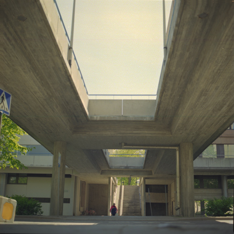 Kirsten K&ouml;tter: Fotoserie Pasila (Helsinki), 2002, hier: untere Ebene f&uuml;r Autos