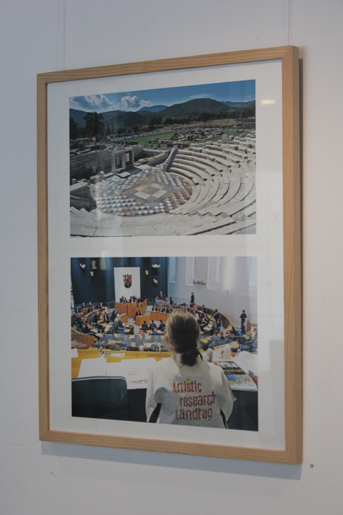 Kirsten Kötter: Artistic research Landtag. Messene, the Odeon, in the background the Agora
  with the Asklepieion can be seen, approx. 215 b. C., photo: Herbert Ortner, Vienna, Austria (CC BY-SA 3.0).
  Artistic Research Landtag, Kirsten Kötter at the protocolls of the plenary session with watercolour in the Landtag
  Rheinland-Pfalz on 21.02.2019